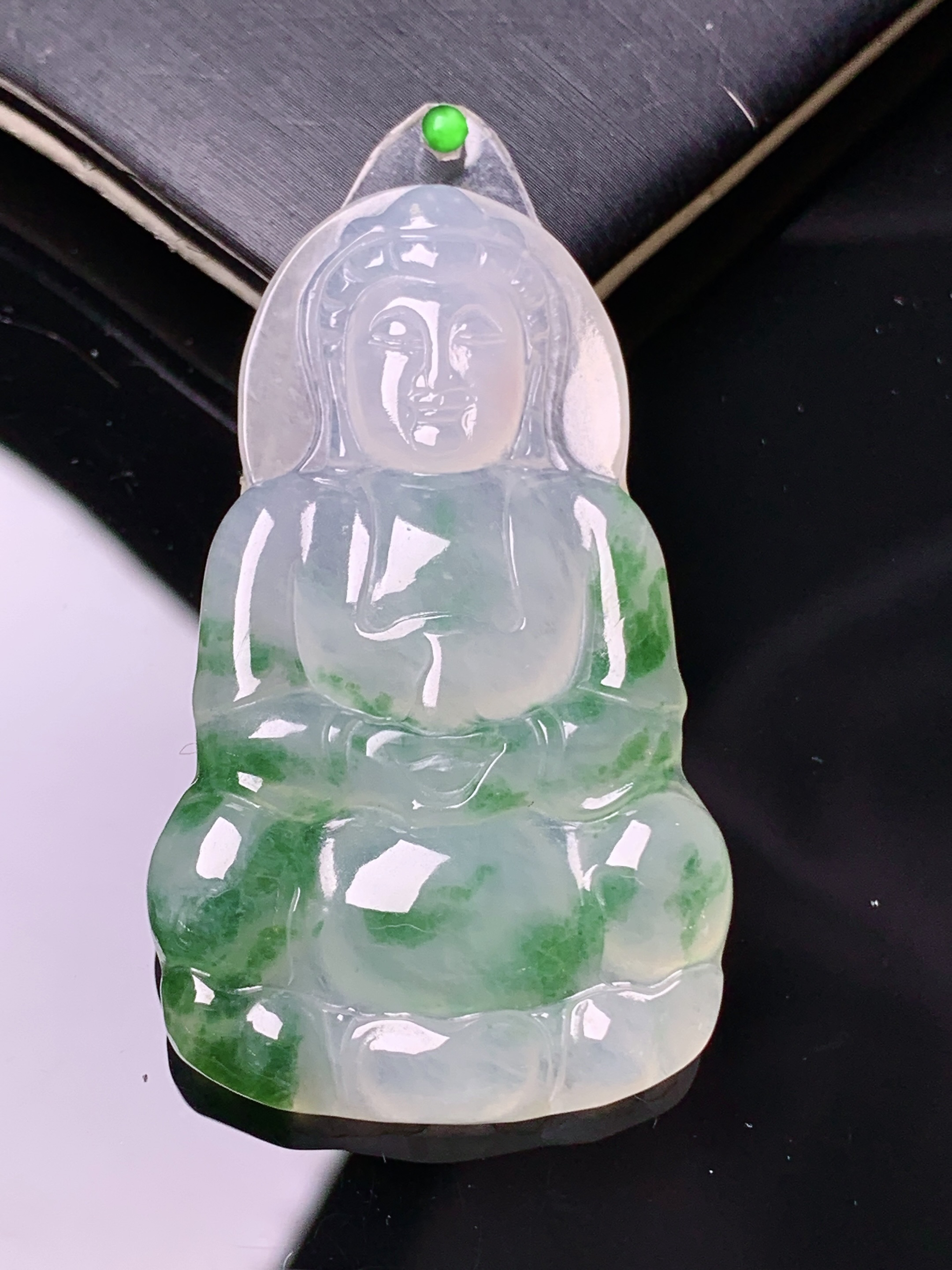 镶嵌款 飘绿观音菩萨吊坠 玉质细腻 色泽艳丽清新 水润亮眼 整体尺寸45.5*27.3*3.8 2x