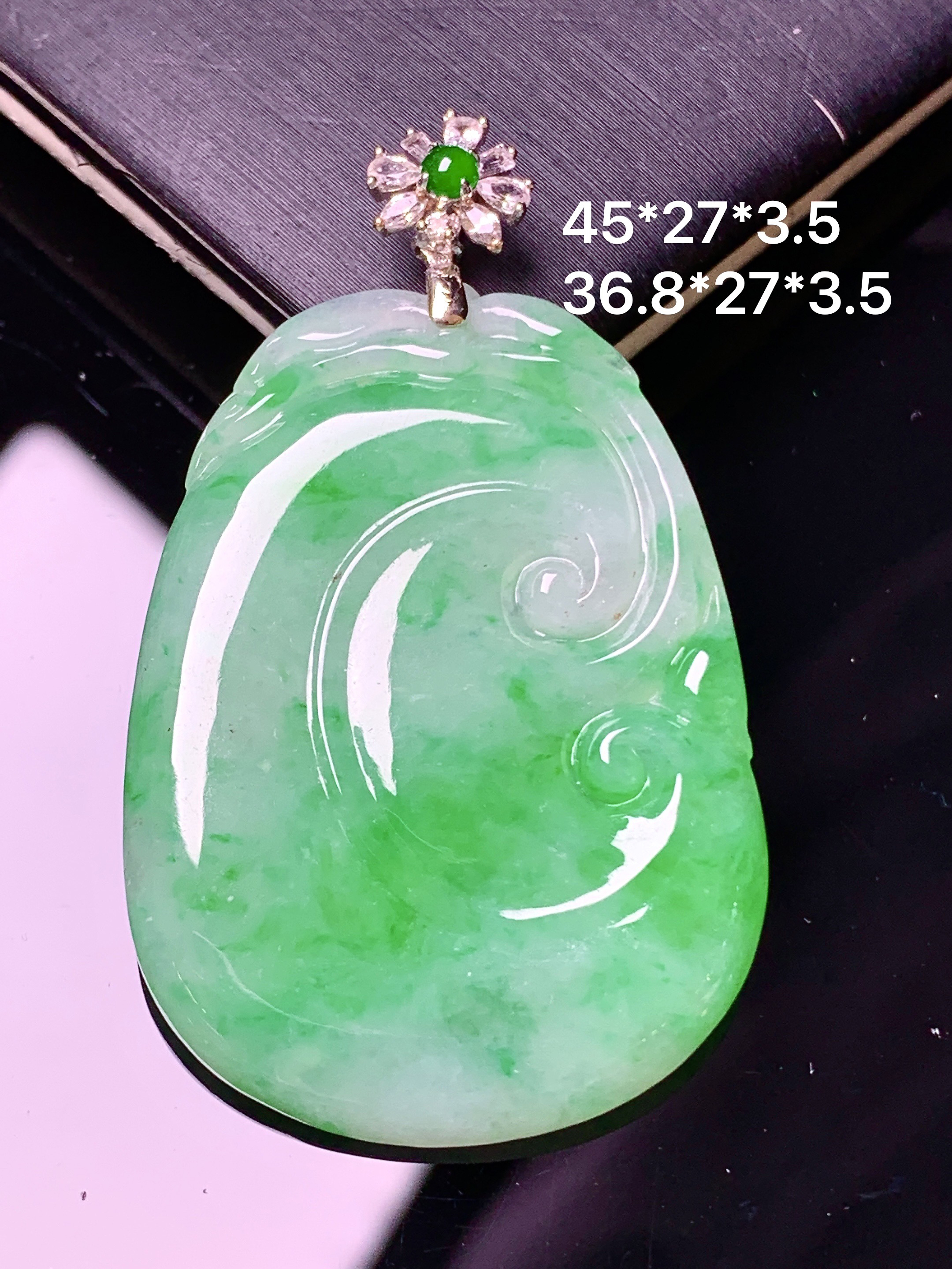 18k金钻镶嵌飘阳绿如意吊坠 玉质细腻 色泽艳丽清新 水润亮眼 整体尺寸45*27*3.5 2x