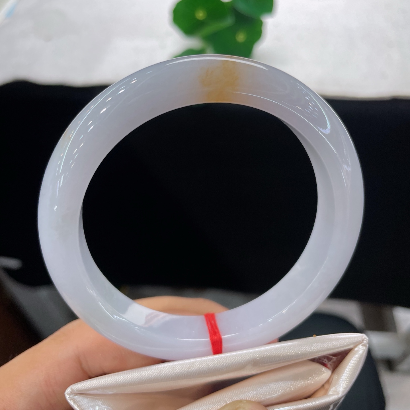 天然翡翠手镯 圈口60/12.2/9.2，鸿运当头正圈，59/60可戴，清润冰底晕染一抹暖金，温柔藏