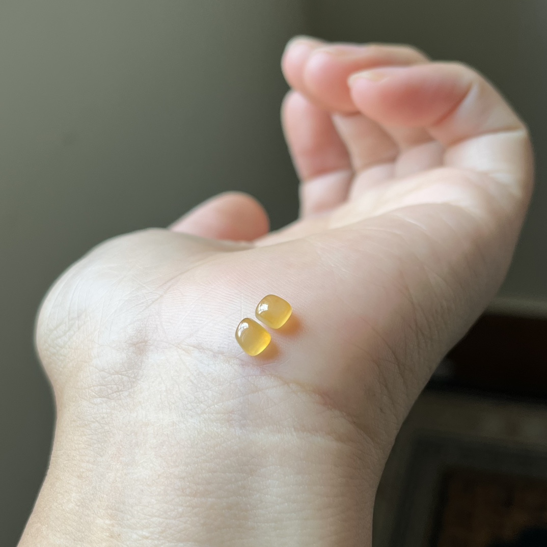 冰黄翡蛋面耳钉，冰糖黄，种水好，冰透无裂，尺寸4.6×4.2×3.2，一对，代镶嵌，参考图9