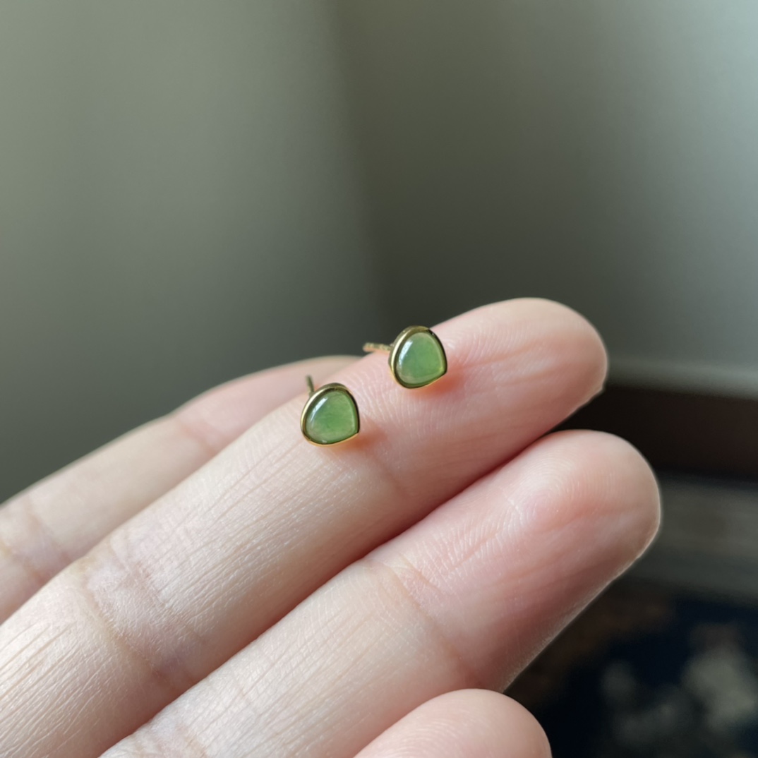 2号，18K金扣镶冰种满绿心形耳钉，百搭小清新款，养耳洞，种水好，冰透无裂，尺寸5.5×5.1×2，一对