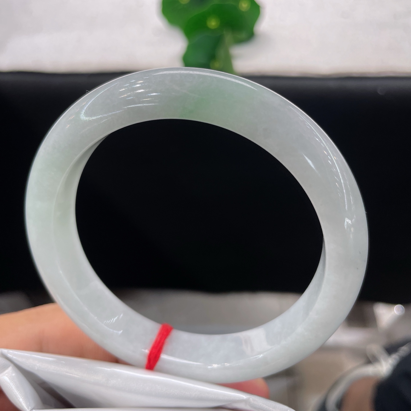 天然翡翠手镯 圈口60.6/12.2/8.9，白底金丝绿正圈，清浅白底，一抹翠色悄然点缀。无裂。
