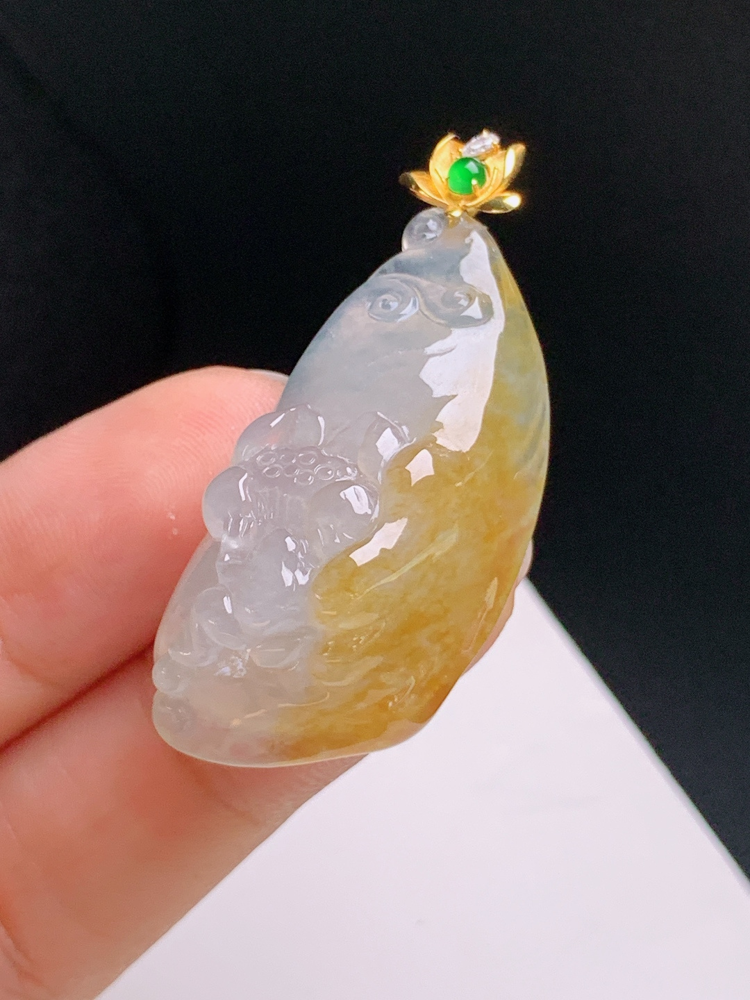 ️ 冰黄翡莲花吊坠，胶润透亮，雕工雅致，清雅显贵 裸石35.3-17.8-10.6 整体42.2 08