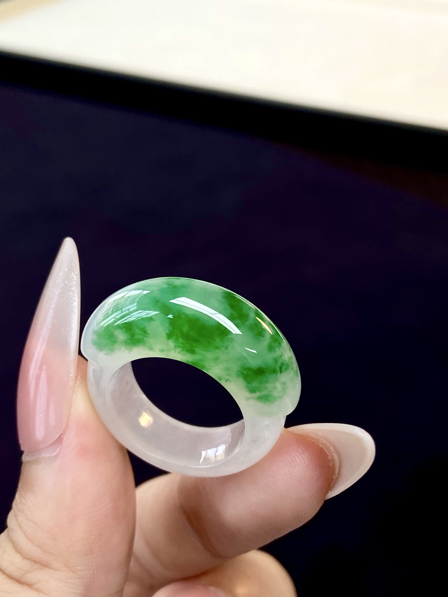 ️高冰种飘绿马鞍指圈，人间绝色，丝缕飘绿是整枚的灵魂 亮眼却不抢戏，戴上它 大气利落，裸石：9.9-7.9mm，圈口：13，无裂。