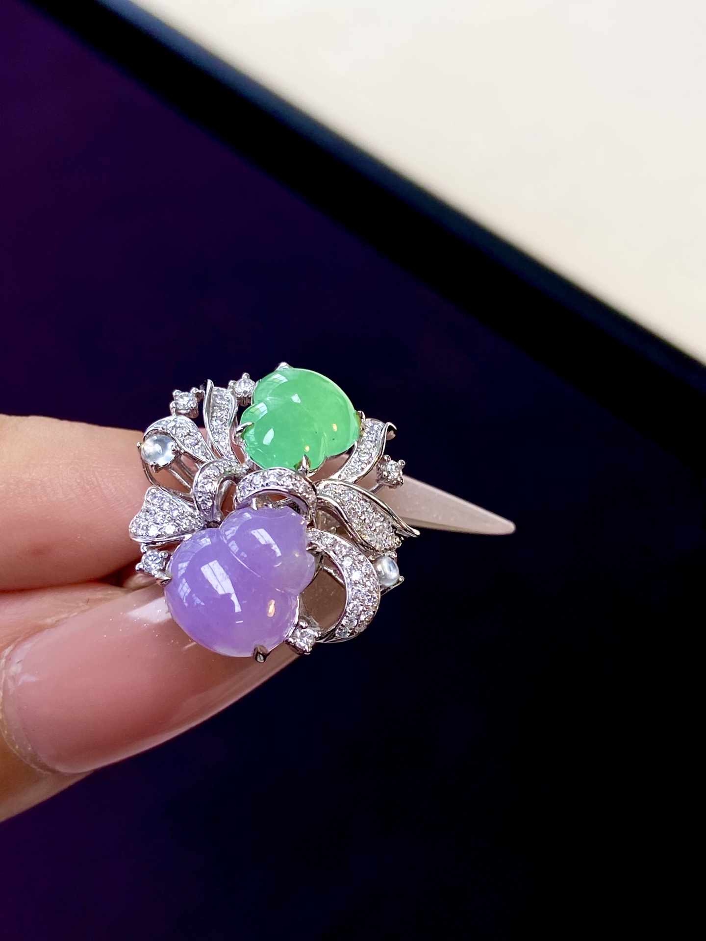 冰种紫绿葫芦戒指，温柔撞色，双生葫芦缠绕指间，一紫一绿 既华丽又个性：21.1-20.1-8.5，裸石：10.3-9-3.8mm，无裂。