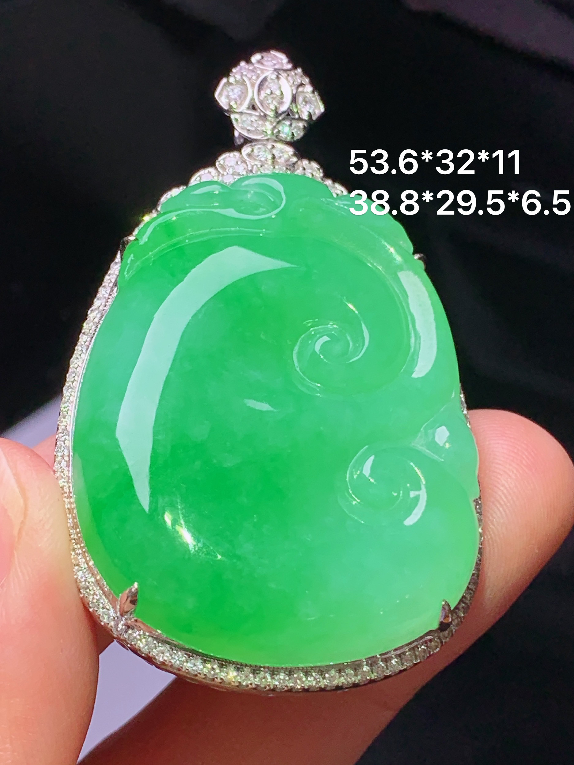 18k金钻镶嵌阳绿如意吊坠 玉质细腻 色泽艳丽清新 水润亮眼 整体尺寸53.6*32*11 v4