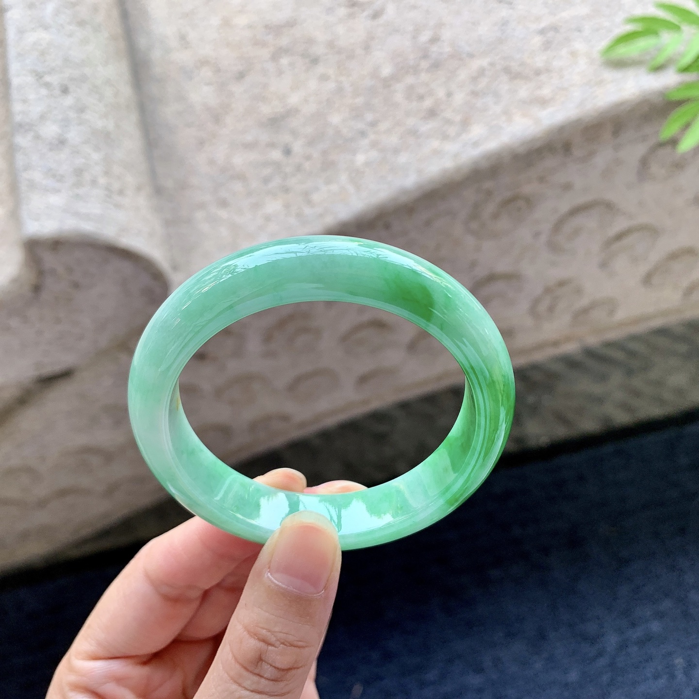 正圈51 52 圈口52.3/12.3/7.7 编码C5092115 细糯飘辣绿，水润，种老，细腻，打灯有絮线