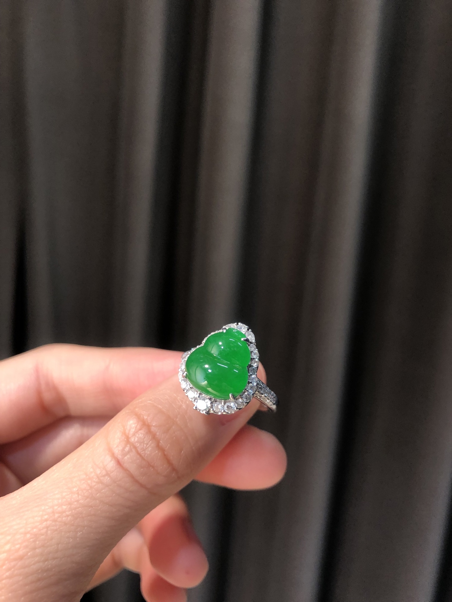 ️ 18k金镶嵌冰绿葫芦戒指 尺寸：15.8×12.8×9.2，裸石11.1×10.1 温润凝光，雅韵天成