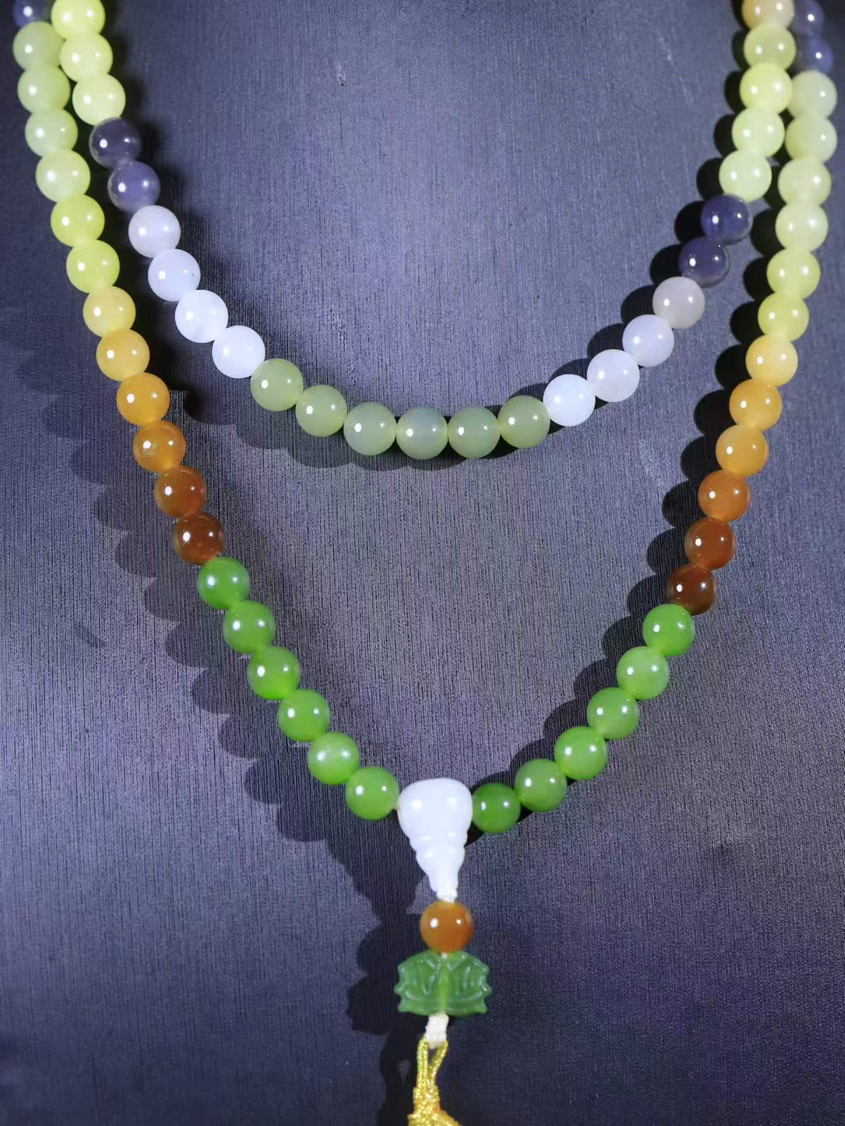 【链.108】

精品️和田玉多宝圆条挂链 玉质温润细腻 油性十足 佩戴舒适。珠珠落玉盘，间关莺语花底滑，一生美好时光，无论身在何处，都有它相伴相守。事事顺遂，幸福美满，吉祥如意。重90克 尺寸取一8mm FDL-4480600
​