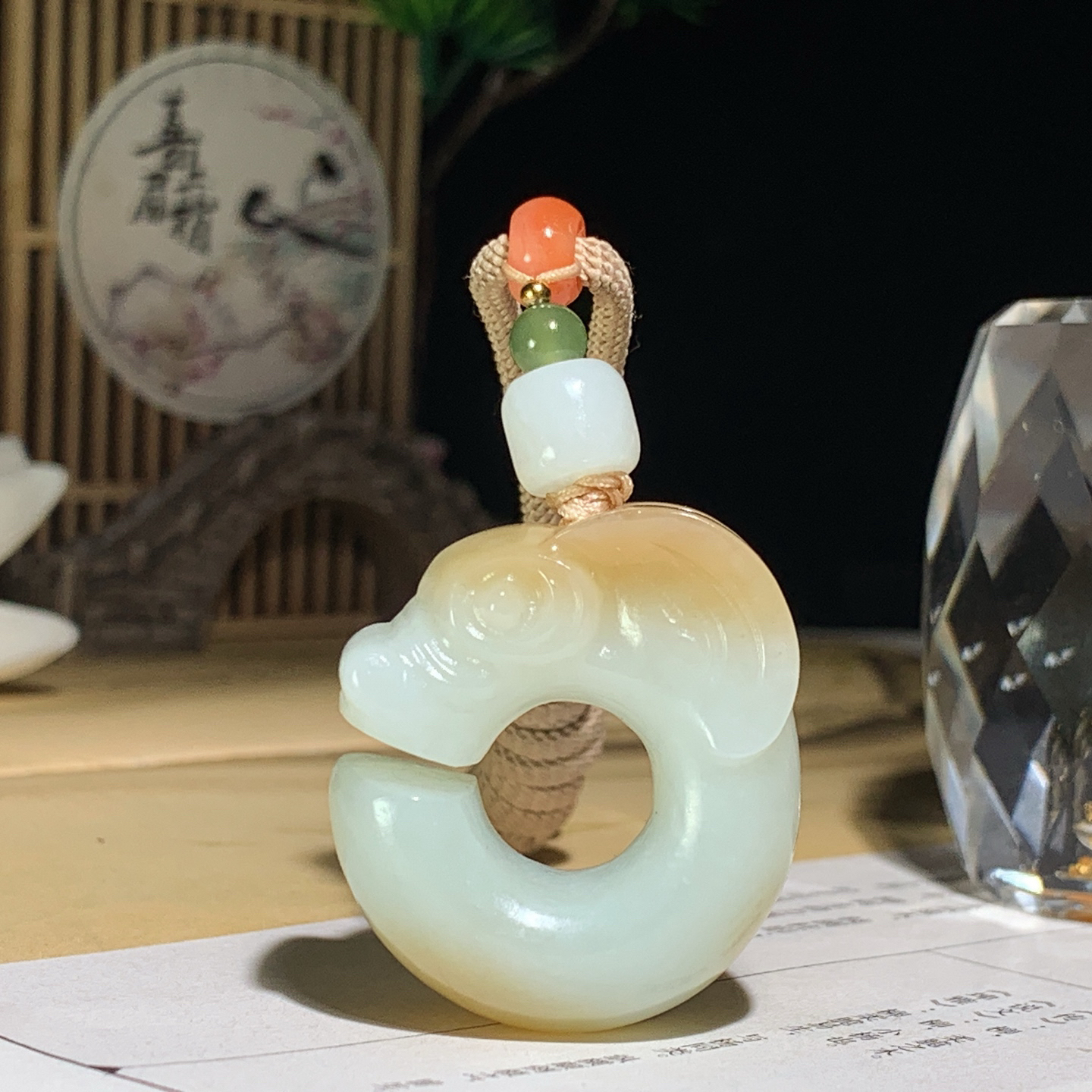 ￼新疆且末糖白玉猪龙挂件！尺寸35/31/14重25.5克。玉质细腻油润。手推出油。佩戴高端典雅。l