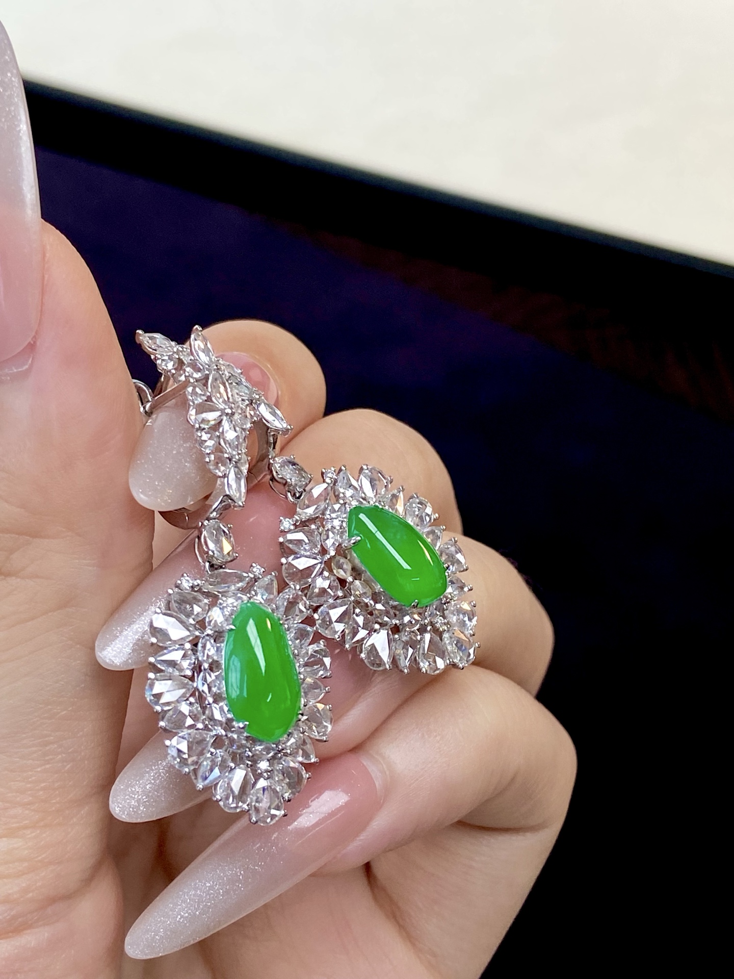 ️高冰种阳绿福瓜耳坠，色标级别，钻石细语 衬得愈发纯粹，精致贵气一眼抓人眼球：41.5-17.4-8.9，裸石：11.3-4.5-2.8mm，无裂。