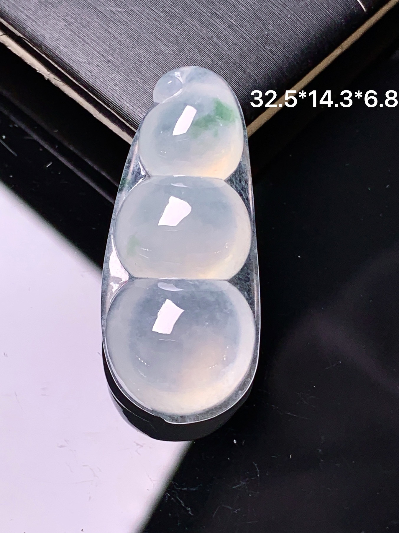 镶嵌款 四季豆吊坠 玉质细腻 色泽艳丽清新 水润亮眼 整体尺寸32.5*14.3*6.8 d1
