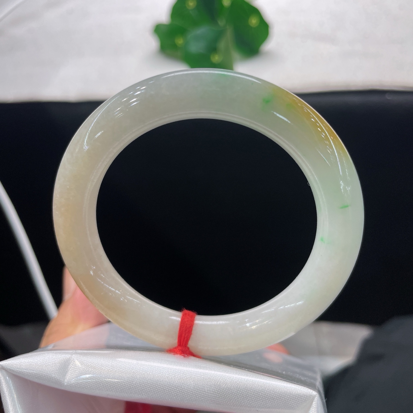 天然翡翠手镯 圈口51.2/10.2，三彩圆条，51/52可戴，甜黄缀鲜绿，温润圆条，自带暖意，无裂