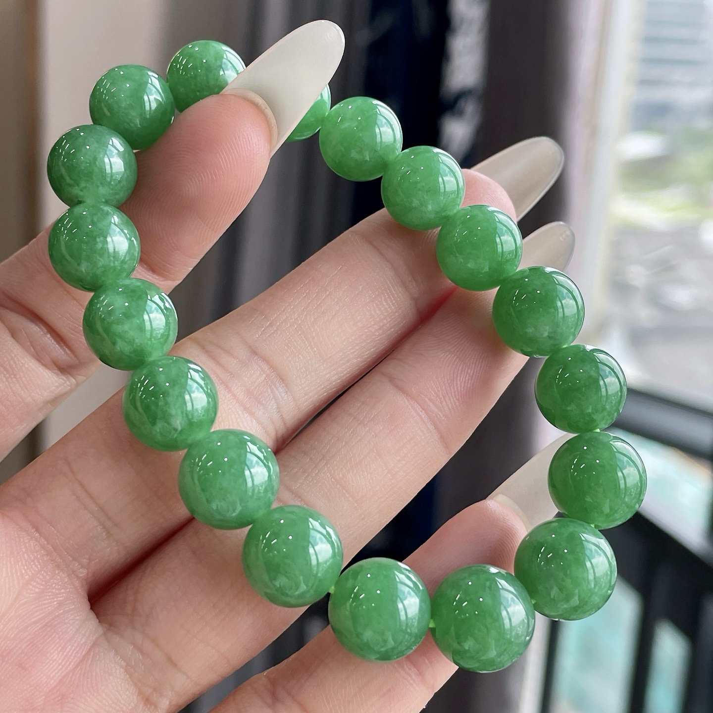 满绿手串 
尺寸：10+/18颗