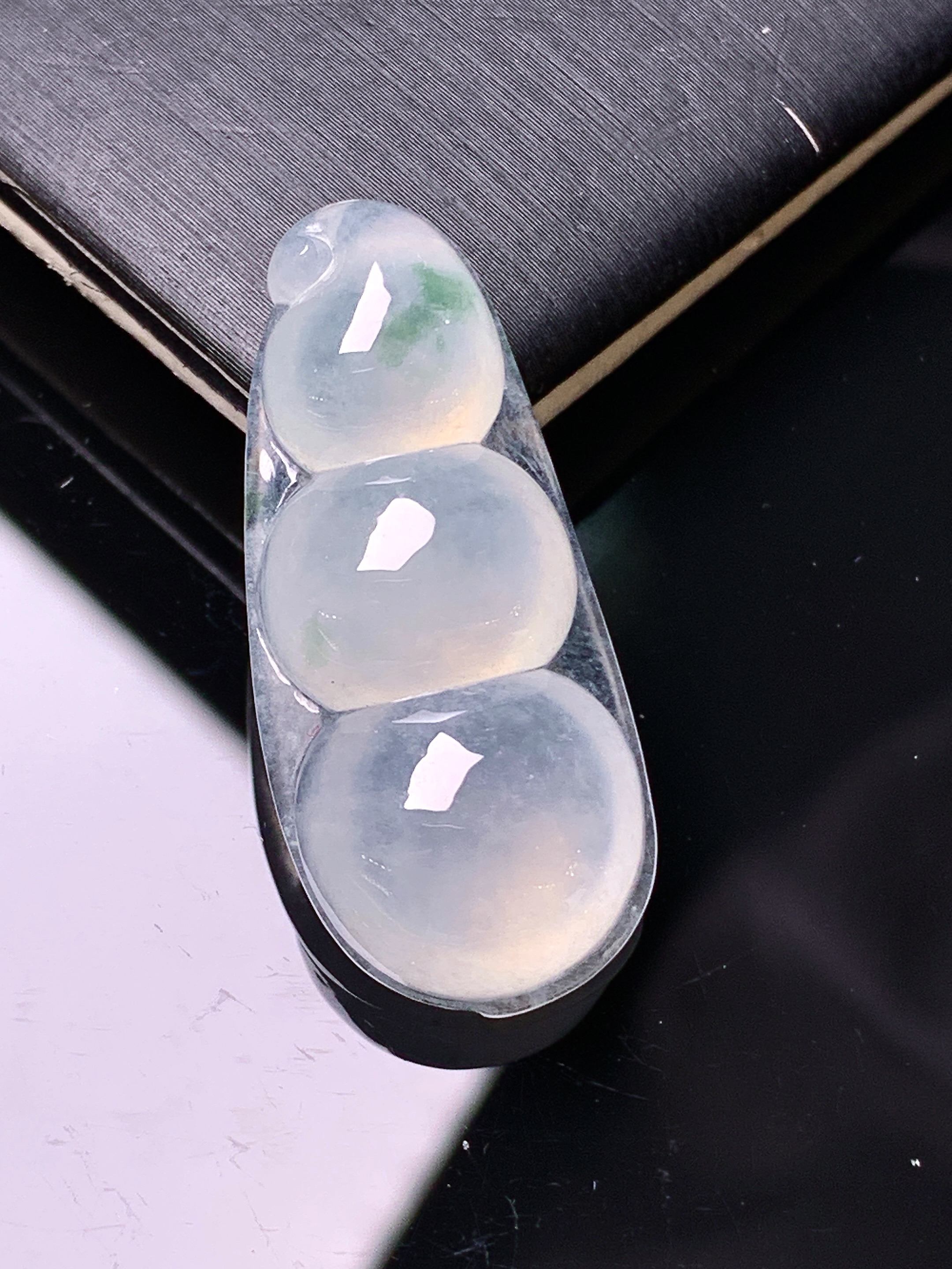 镶嵌款 四季豆吊坠 玉质细腻 色泽艳丽清新 水润亮眼 整体尺寸32.5*14.3*6.8 d1