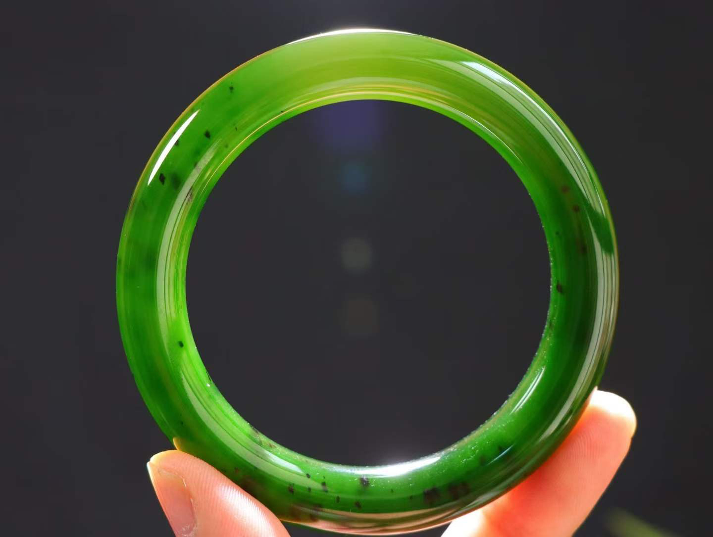 【碧色荡漾】

精品️和田玉碧玉胖圆条手镯，红皮老料 玉质细腻温润，手感舒适，款式美观大气️线条流畅，简约大气，美自天成，佩戴于腕间，婉约之美，举手投足间透出那份低调奢华，醉人心扉。

重67克 内径圈口59.5mm尺寸11-11.5mm   O82420512610