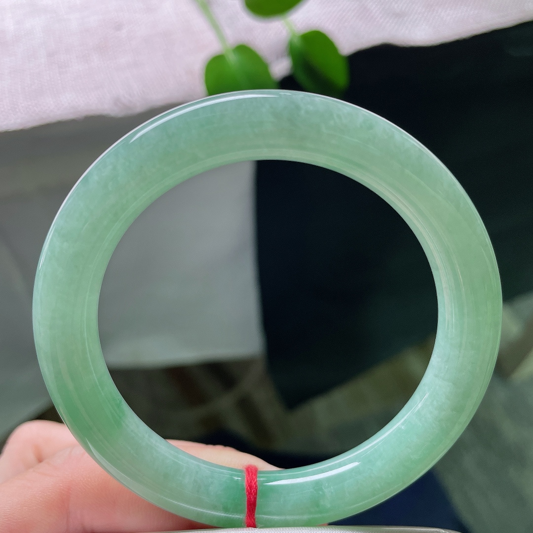 55.7/9.8，绿底圆条，无裂，冰润质感，湖水绿清新脱俗，圆条贴腕，日常佩戴温柔大方。ss5925
