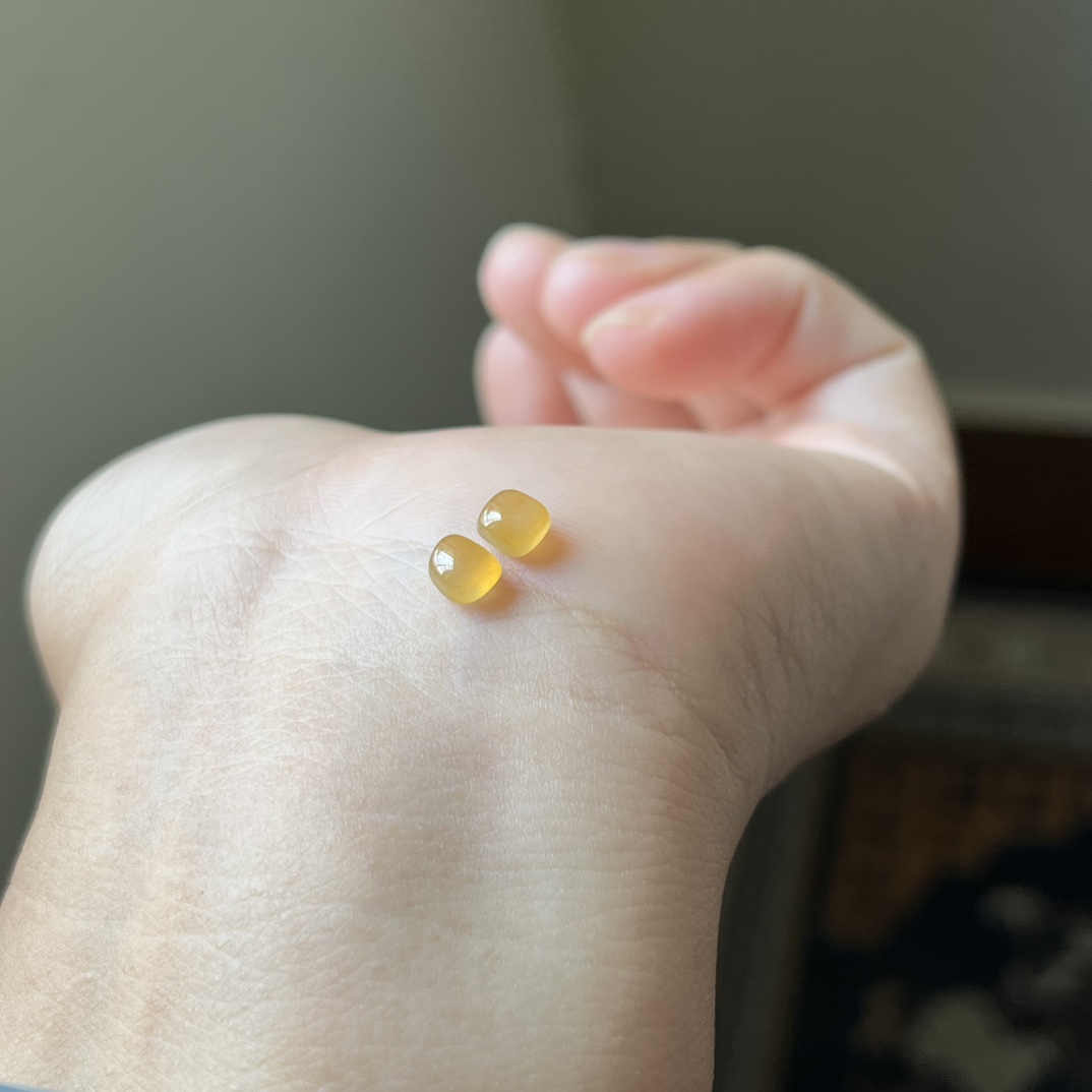 冰黄翡蛋面耳钉，冰糖黄，种水好，冰透无裂，尺寸4.6×4.2×3.2，一对，代镶嵌，参考图9