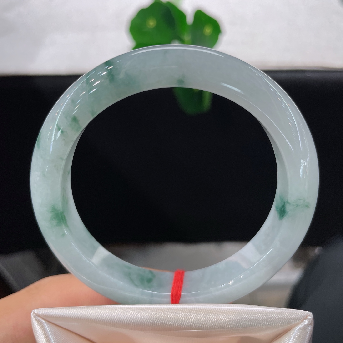 天然翡翠手镯 圈口57.6/12/8.8，冰种飘花正圈，冰底飘墨绿，腕间藏远山云雾，无裂