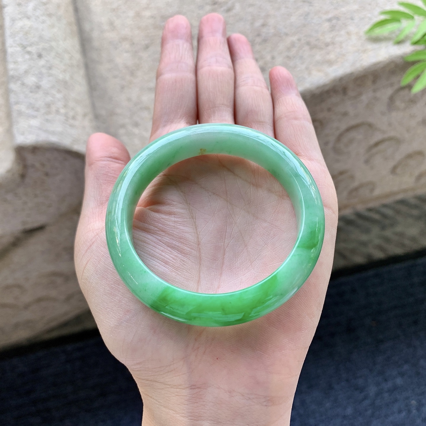 正圈51 52 圈口52.3/12.3/7.7 编码C5092115 细糯飘辣绿，水润，种老，细腻，