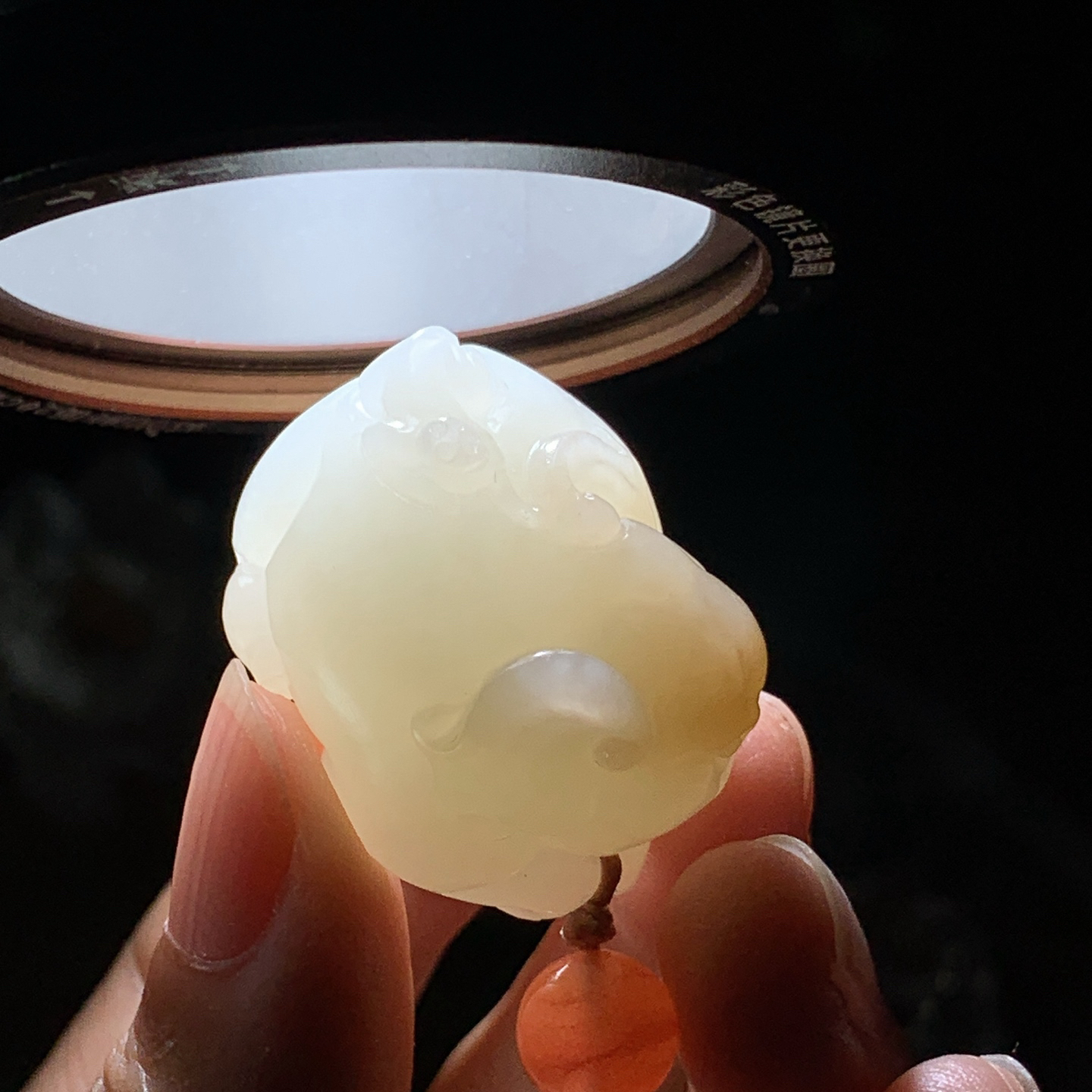 ￼ 新疆且末糖白封侯拜相大象挂件！尺寸30/24/19重29克。玉质细腻油润。手推出油。佩戴高端典雅。lt260920