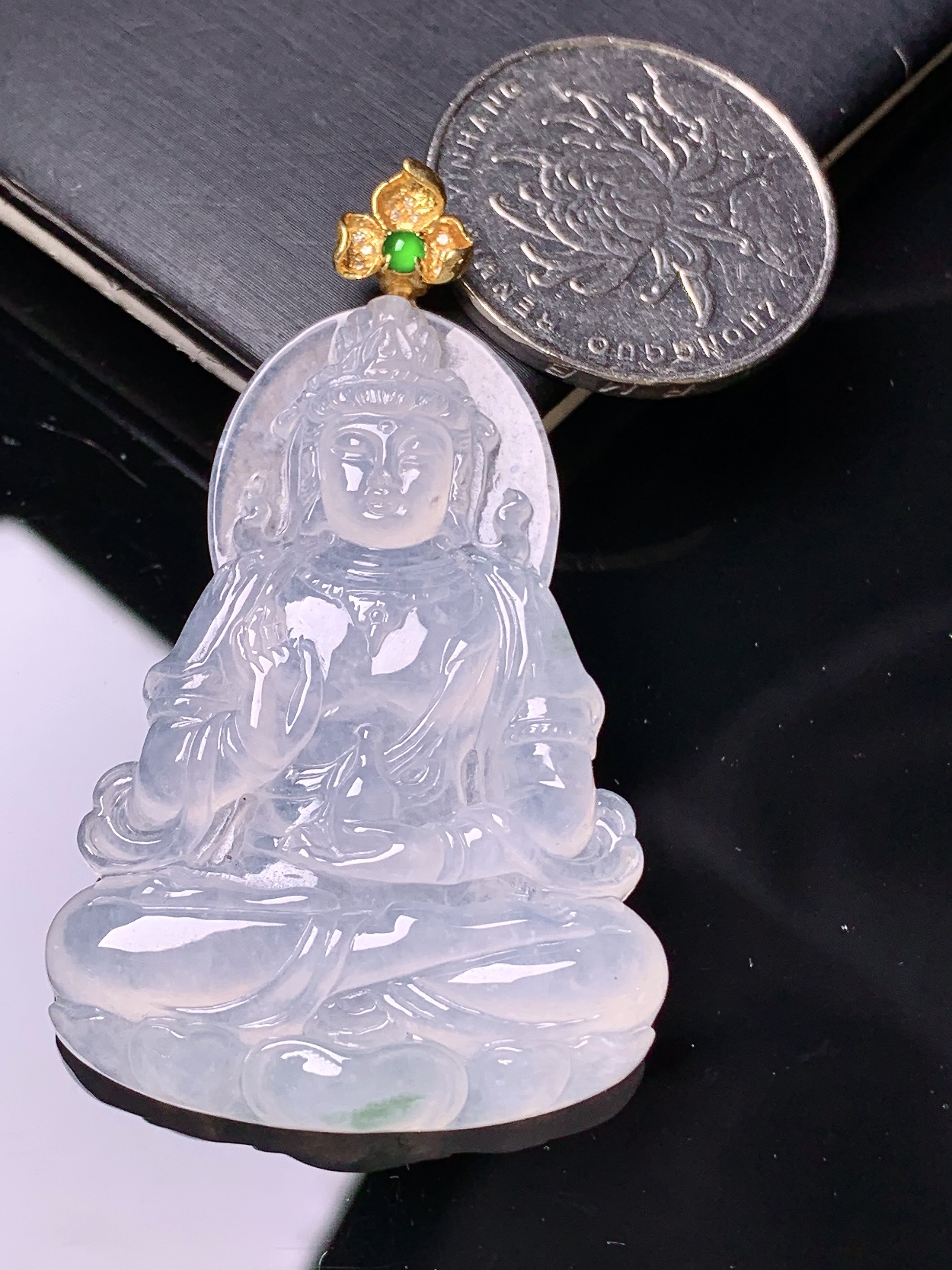 18k金镶嵌冰种度母观音吊坠 玉质细腻 色泽艳丽清新 水润亮眼 整体尺寸53.5*32*5.3 2x