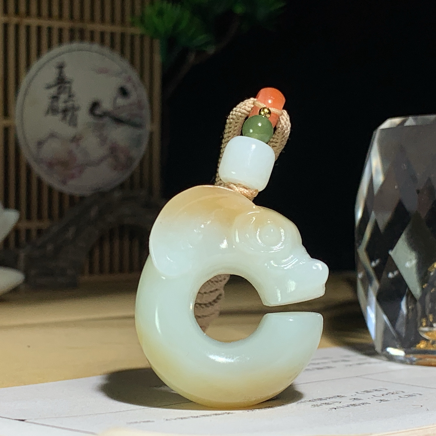 ￼新疆且末糖白玉猪龙挂件！尺寸35/31/14重25.5克。玉质细腻油润。手推出油。佩戴高端典雅。lt260920