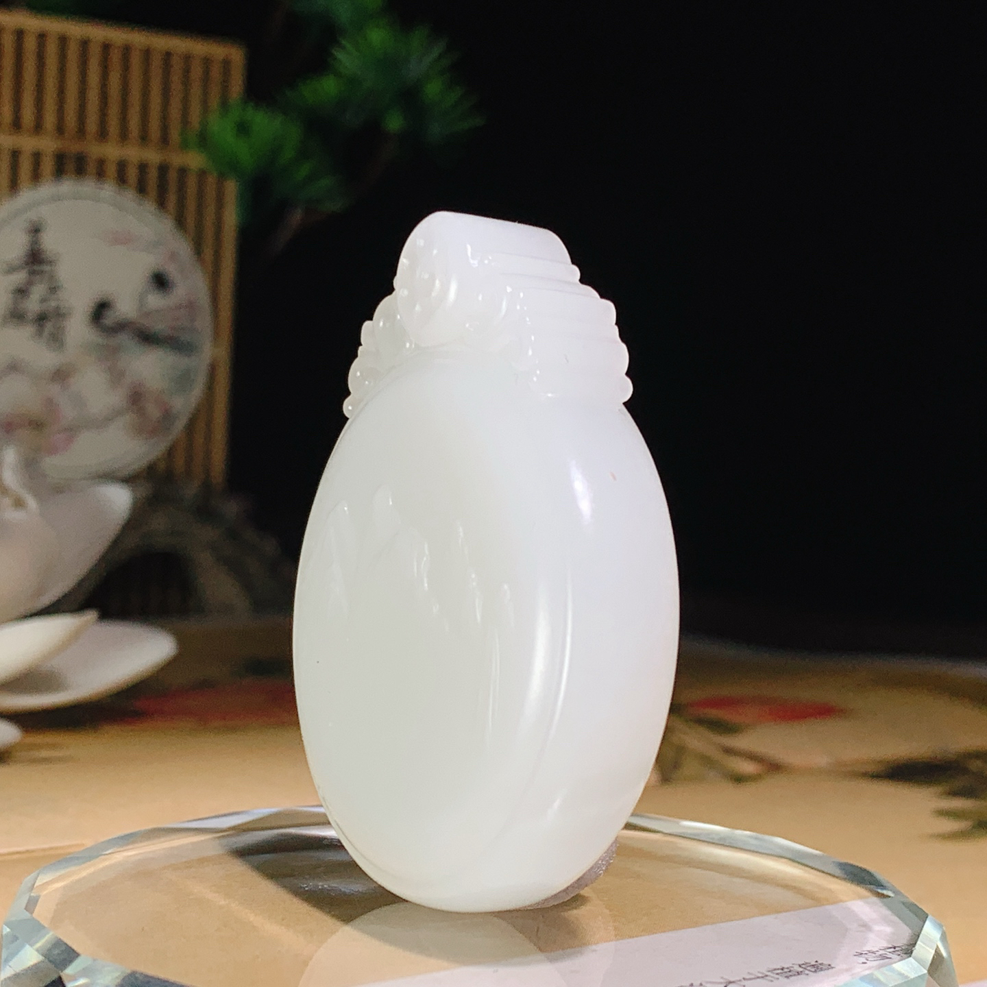 新疆和田玉羊脂白圆牌挂件！尺寸48/39/12重39.5克 玉质细腻油润。手推出油。佩戴高端典雅。lt260918