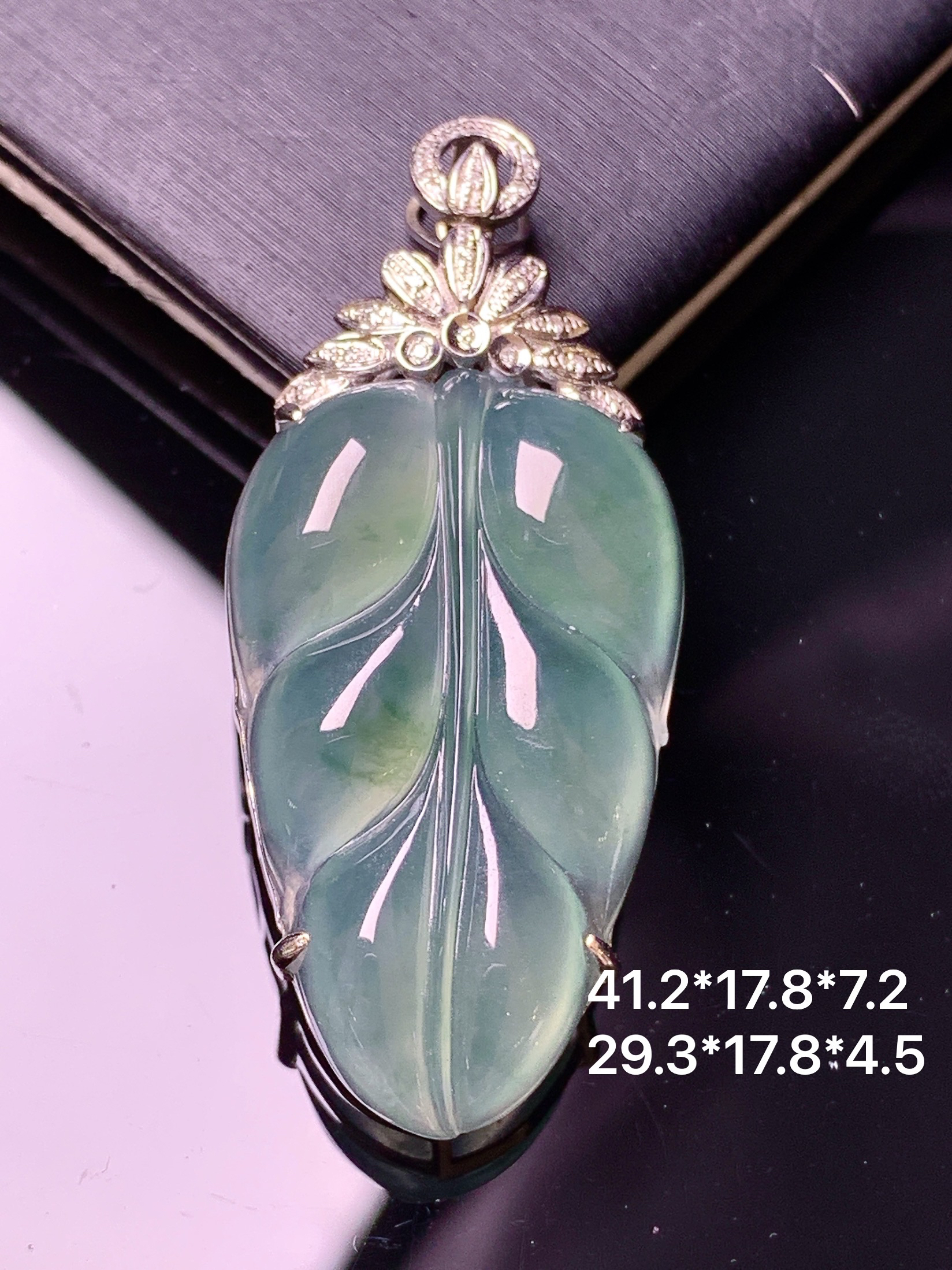 18k金钻镶嵌冰种树叶吊坠 玉质细腻 色泽艳丽清新 水润亮眼 整体尺寸41.2*17.8*7.2 yz