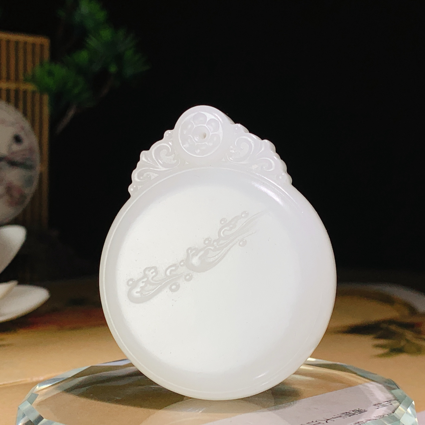 新疆和田玉羊脂白圆牌挂件！尺寸48/39/12重39.5克 玉质细腻油润。手推出油。佩戴高端典雅。lt260918