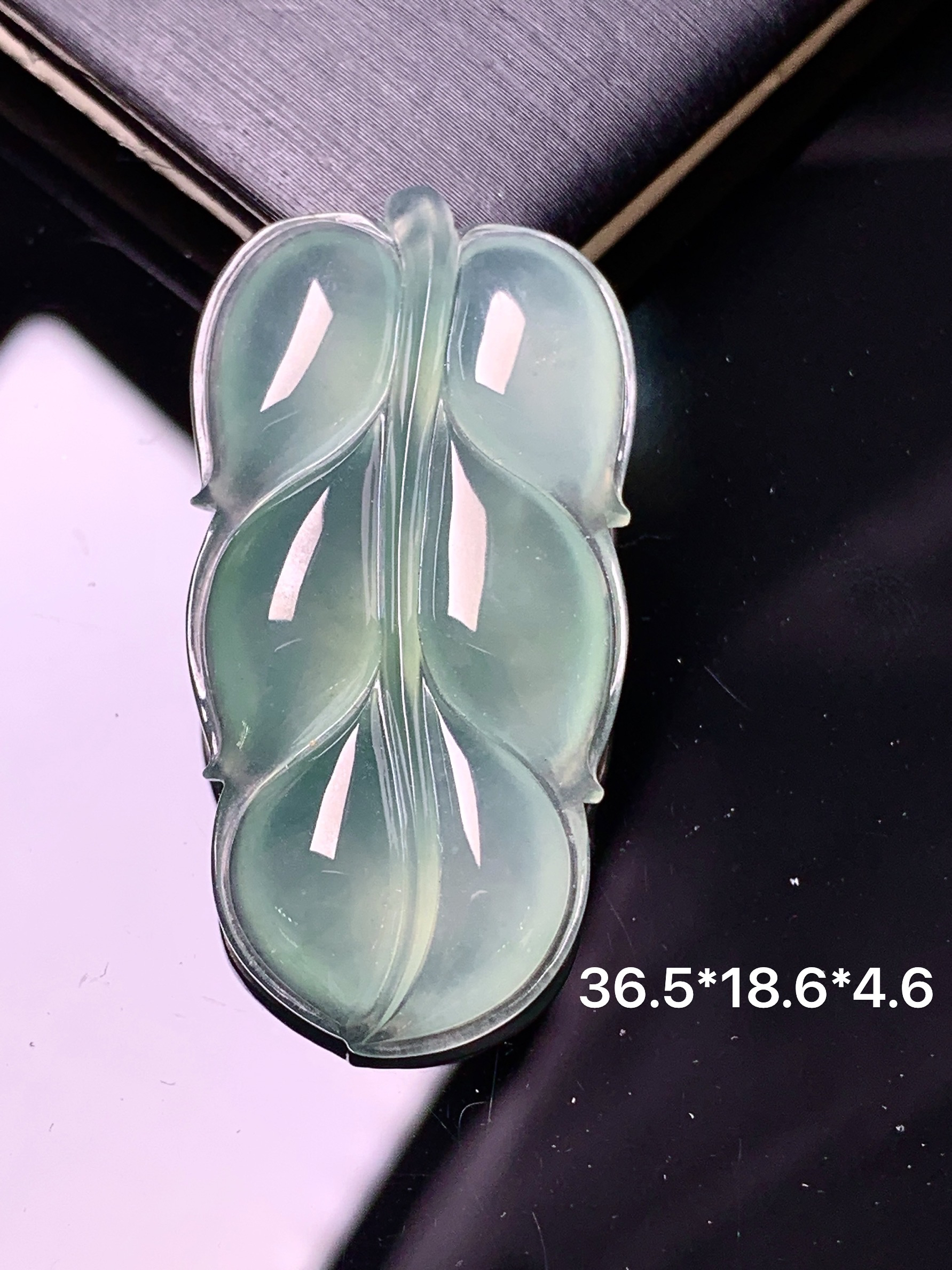 冰种树叶吊坠 玉质细腻 色泽艳丽清新 水润亮眼 整体尺寸36.5*18.6*4.6 yz