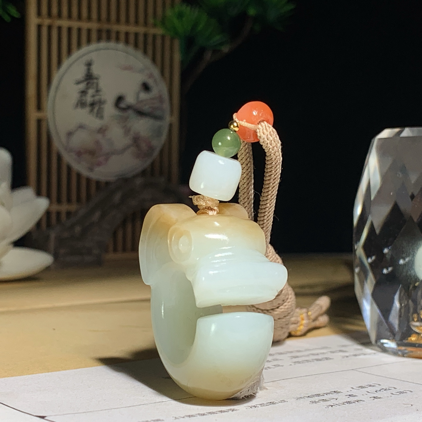 ￼新疆且末糖白玉猪龙挂件！尺寸35/31/14重25.5克。玉质细腻油润。手推出油。佩戴高端典雅。lt260920