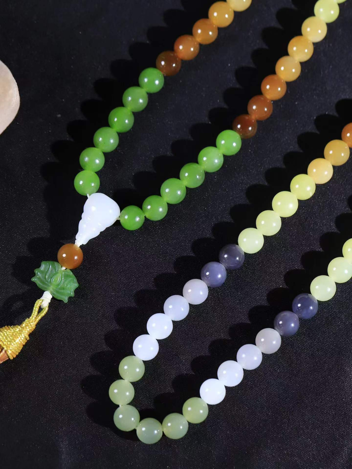 【链.108】

精品️和田玉多宝圆条挂链 玉质温润细腻 油性十足 佩戴舒适。珠珠落玉盘，间关莺语花底滑，一生美好时光，无论身在何处，都有它相伴相守。事事顺遂，幸福美满，吉祥如意。重90克 尺寸取一8mm FDL-4480600
​