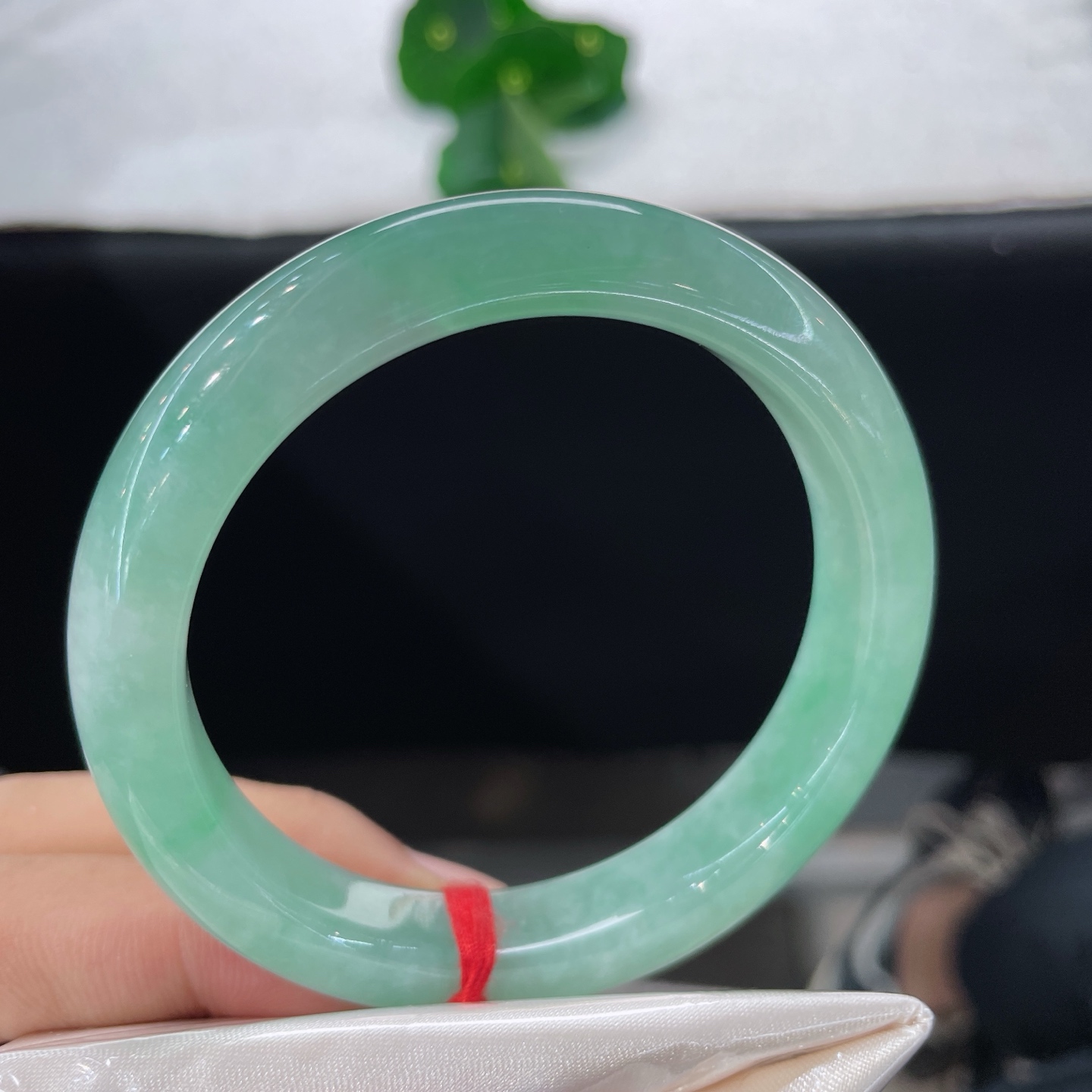 天然翡翠手镯 圈口55.8/11.6/8.6，满圈果绿正圈，55/56可戴，腕间一汪春绿，满目清新，无裂。