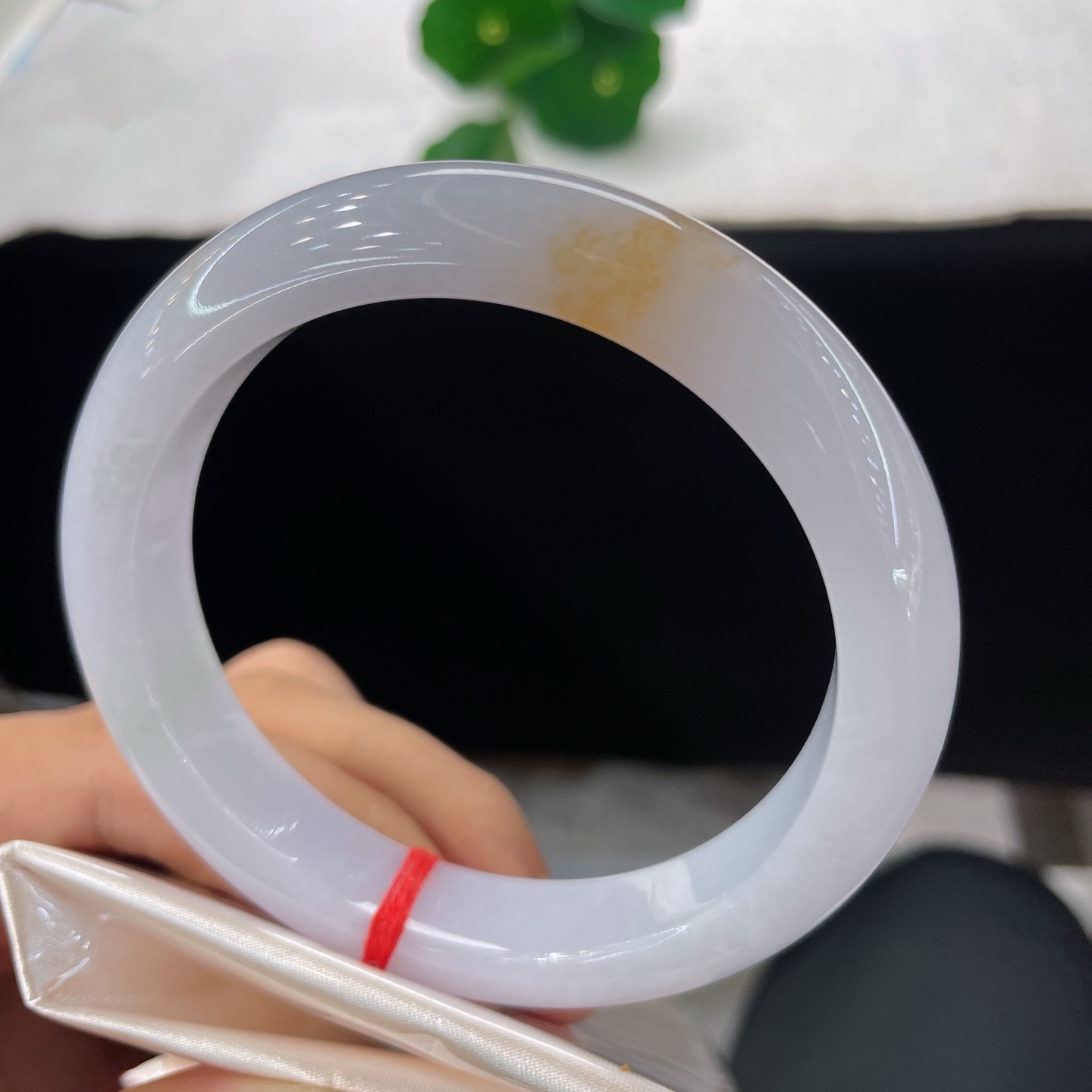 天然翡翠手镯 圈口60/12.2/9.2，鸿运当头正圈，59/60可戴，清润冰底晕染一抹暖金，温柔藏于腕间，无裂