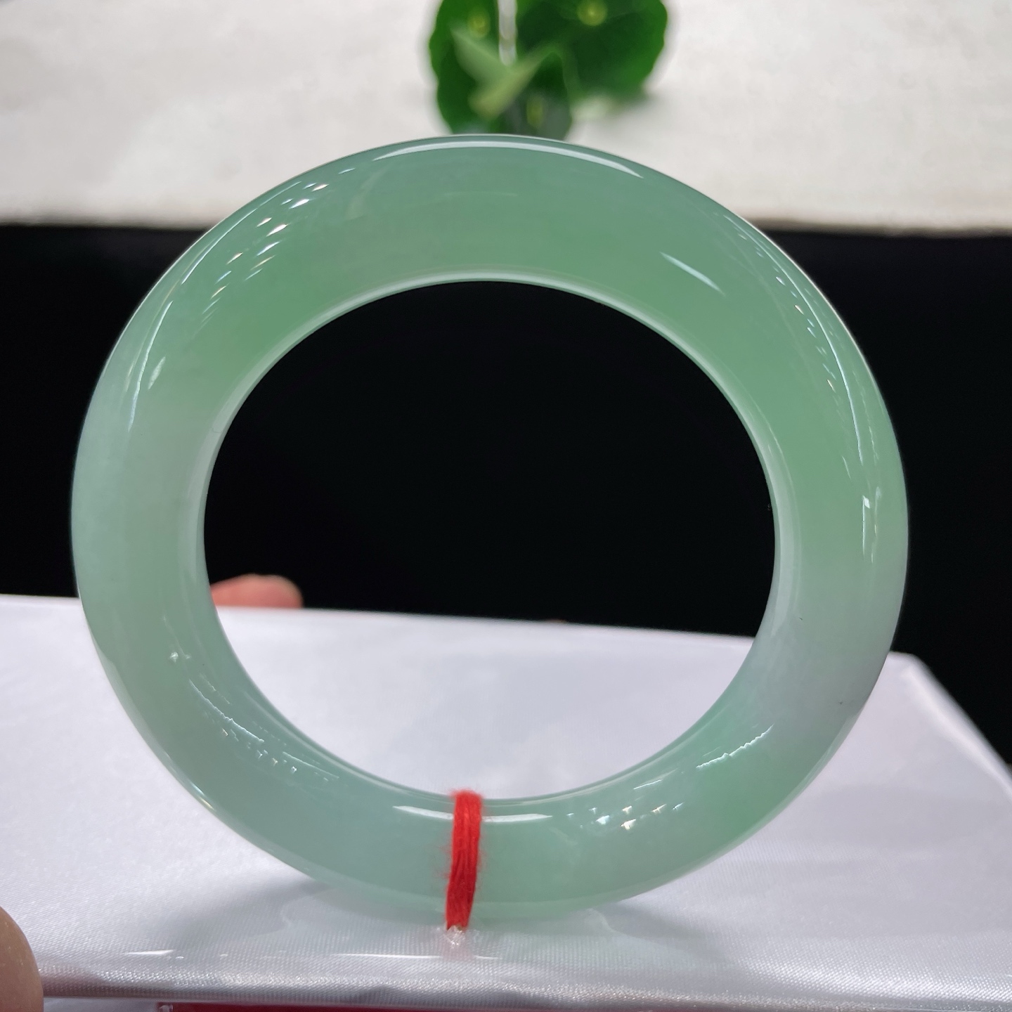 天然翡翠手镯 圈口57/12，冰晴绿胖圆条，57/58可戴，一汪晴水碧，温润入腕来，无裂。