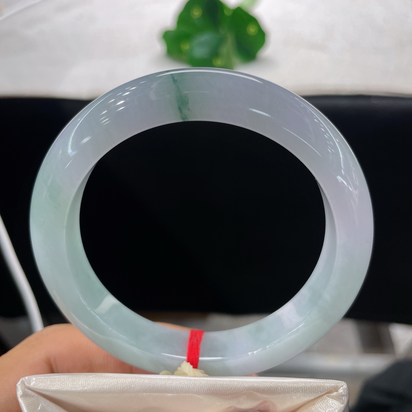 天然翡翠手镯 圈口59.2/12/9.2，紫底飘花正圈，58/59可戴，玉底含轻烟，翠丝一缕悬，无裂