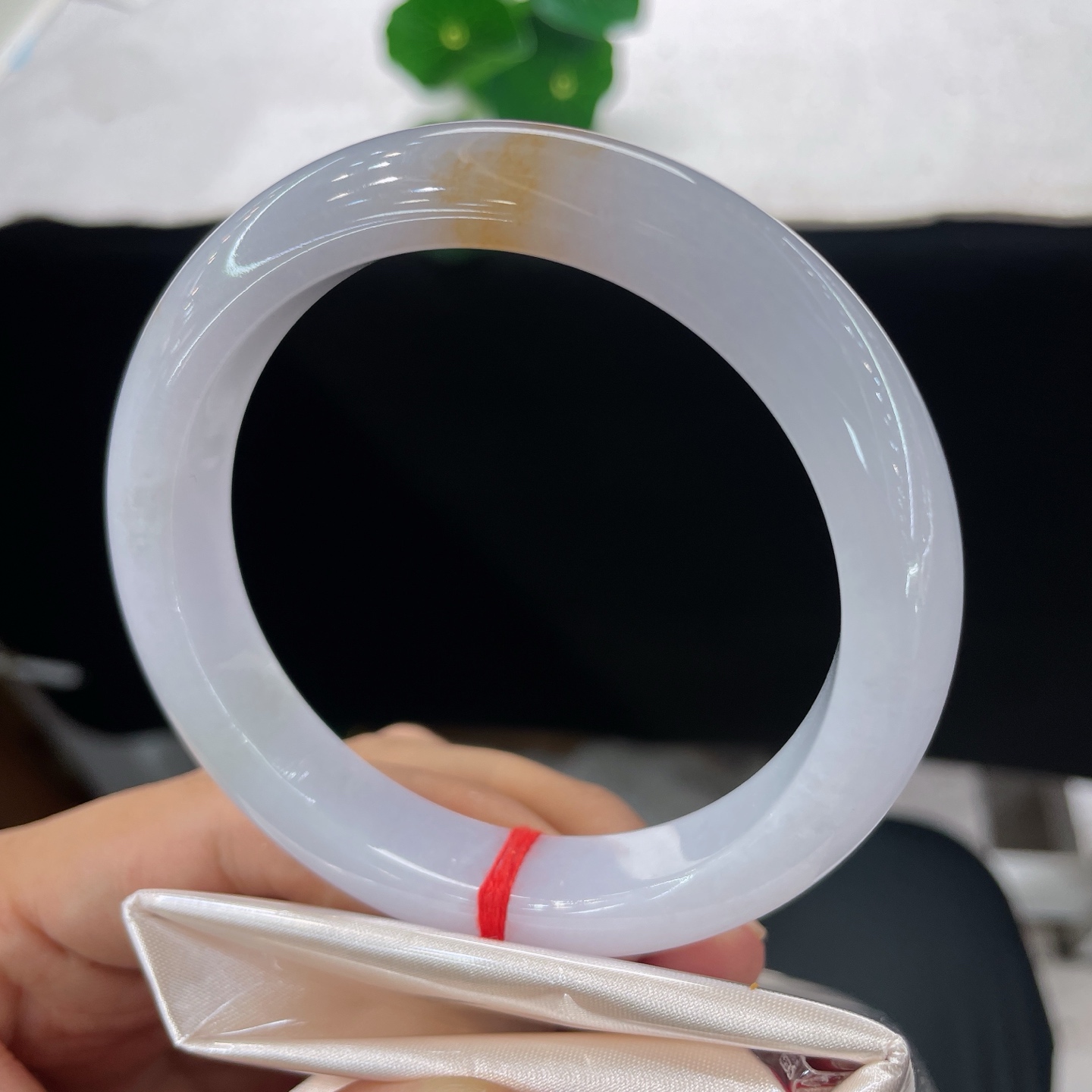 天然翡翠手镯 圈口60/12.2/9.2，鸿运当头正圈，59/60可戴，清润冰底晕染一抹暖金，温柔藏于腕间，无裂