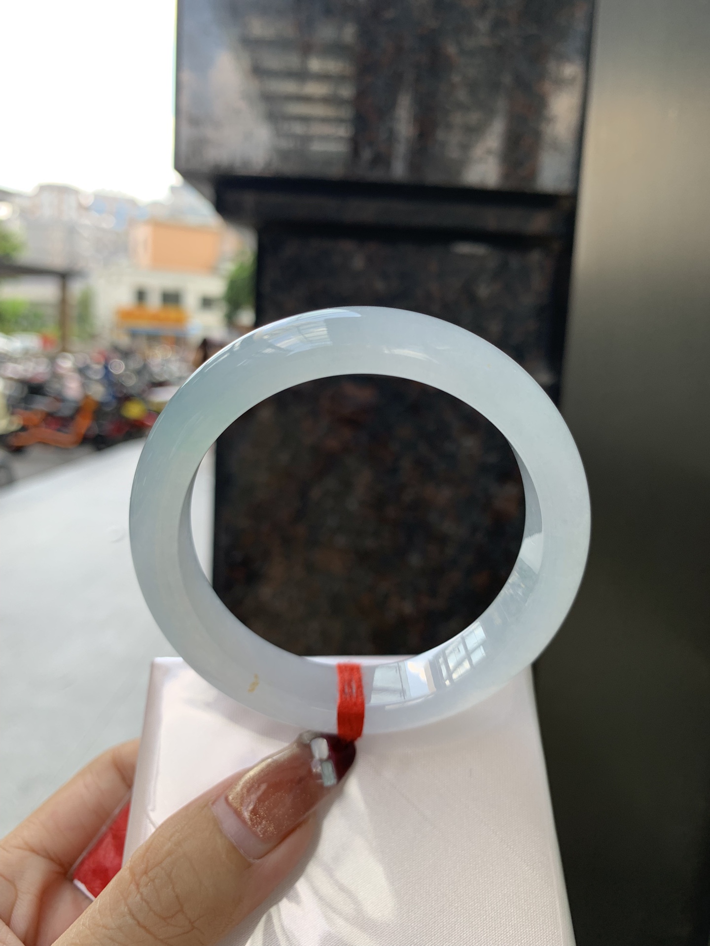 冰飘绿宽版正圈 57.8-8.9-13.9 1018-X839 无裂，底妆冰润，几抹绿碎花点缀，简约却充满灵气，清新如芽，宛若自然的画卷凝结于腕间，静中带动，韵味悠长