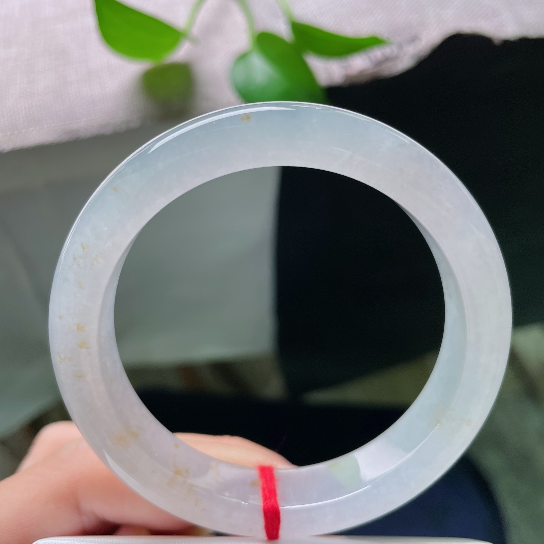 55.5/12/8.4，冰种正圈，无裂，冰润平安镯，浅白冰底缀点点洒金，玉质通透莹亮，金斑灵动，清简。ss59609a