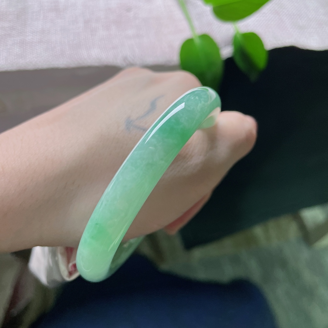 55.7/9.8，绿底圆条，无裂，冰润质感，湖水绿清新脱俗，圆条贴腕，日常佩戴温柔大方。ss59256a