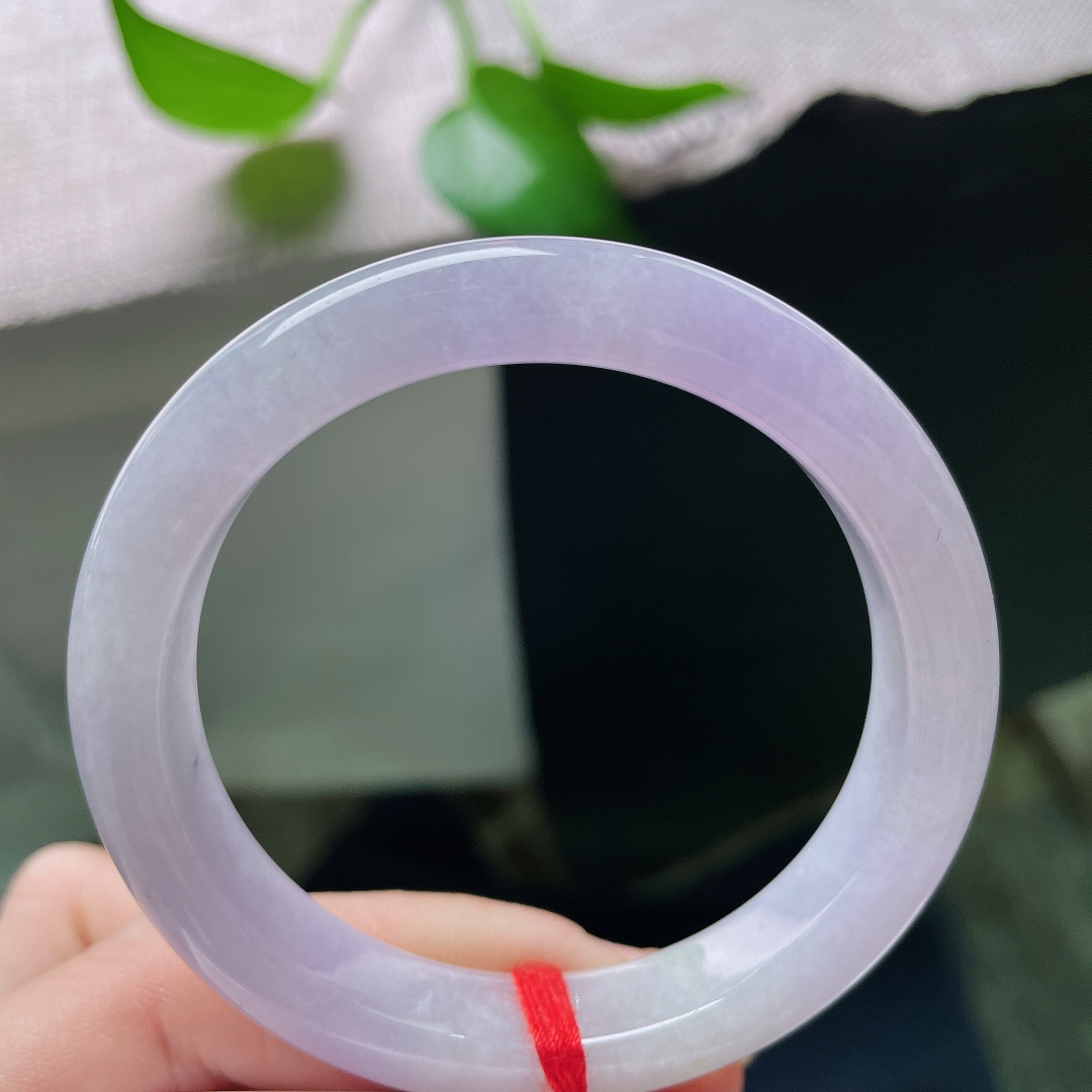 51.4/10.5/8.3，正圈，一点皮纹，玉质细腻，紫韵与玉质相融，既有玉石沉静，又有紫色的浪漫灵动。ss59334a