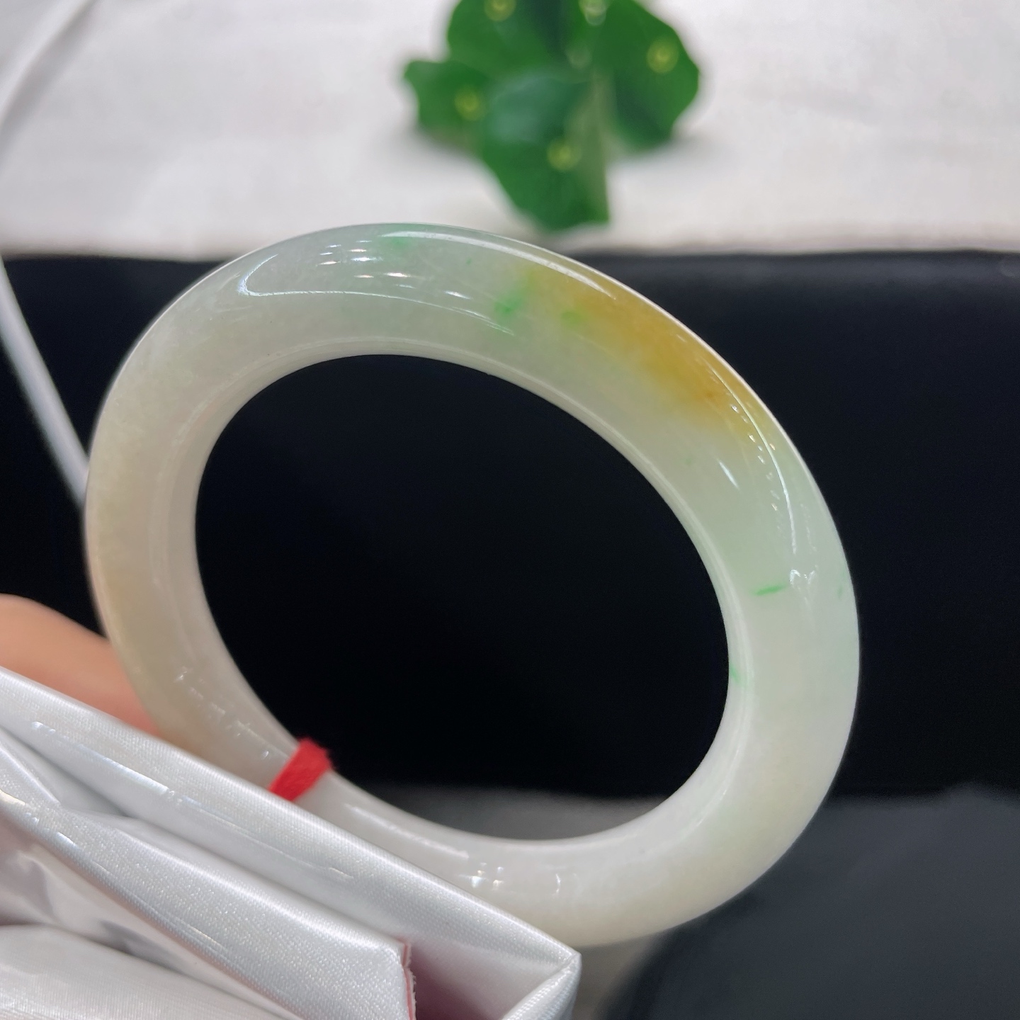 天然翡翠手镯 圈口51.2/10.2，三彩圆条，51/52可戴，甜黄缀鲜绿，温润圆条，自带暖意，无裂。