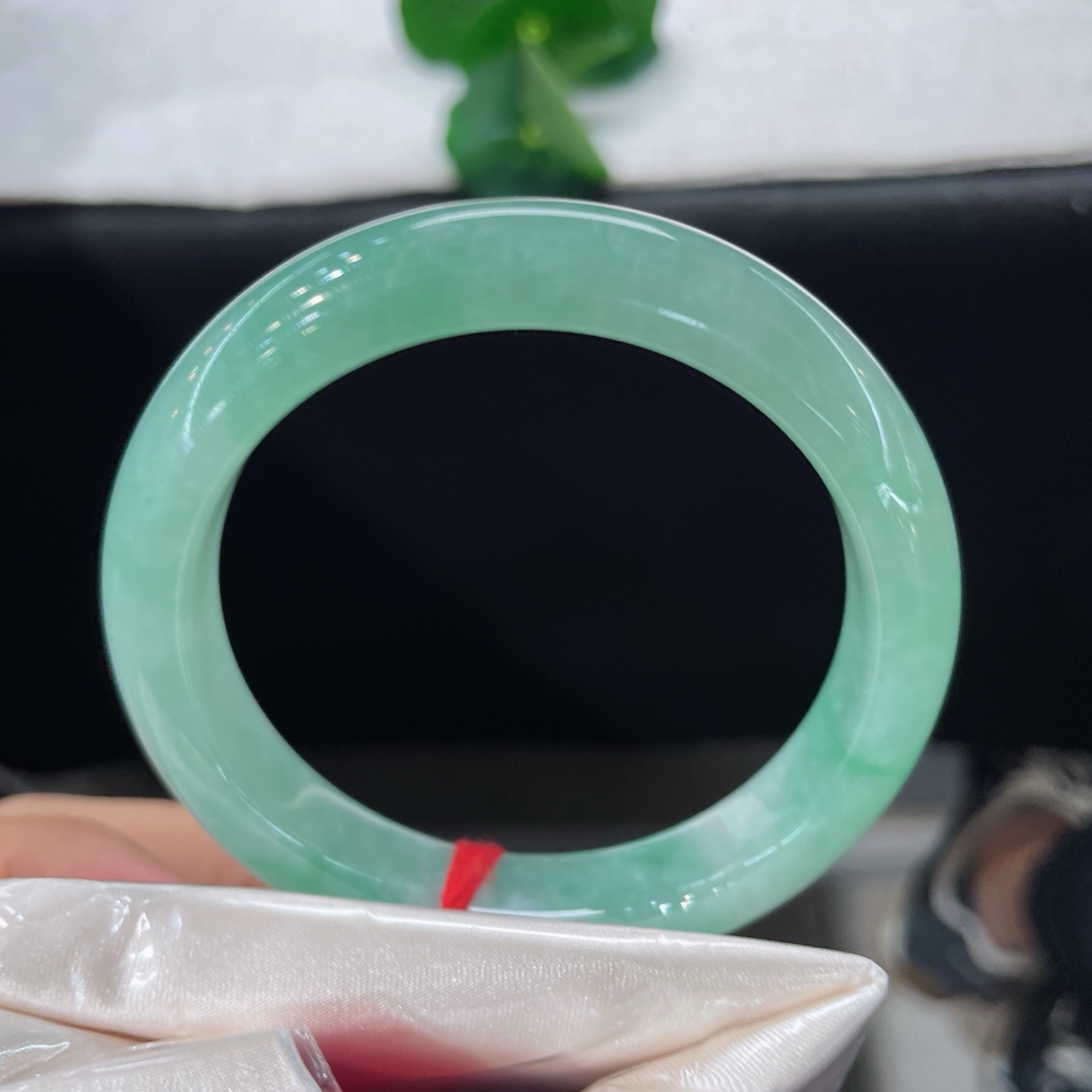 天然翡翠手镯 圈口55.8/11.6/8.6，满圈果绿正圈，55/56可戴，腕间一汪春绿，满目清新，无裂。