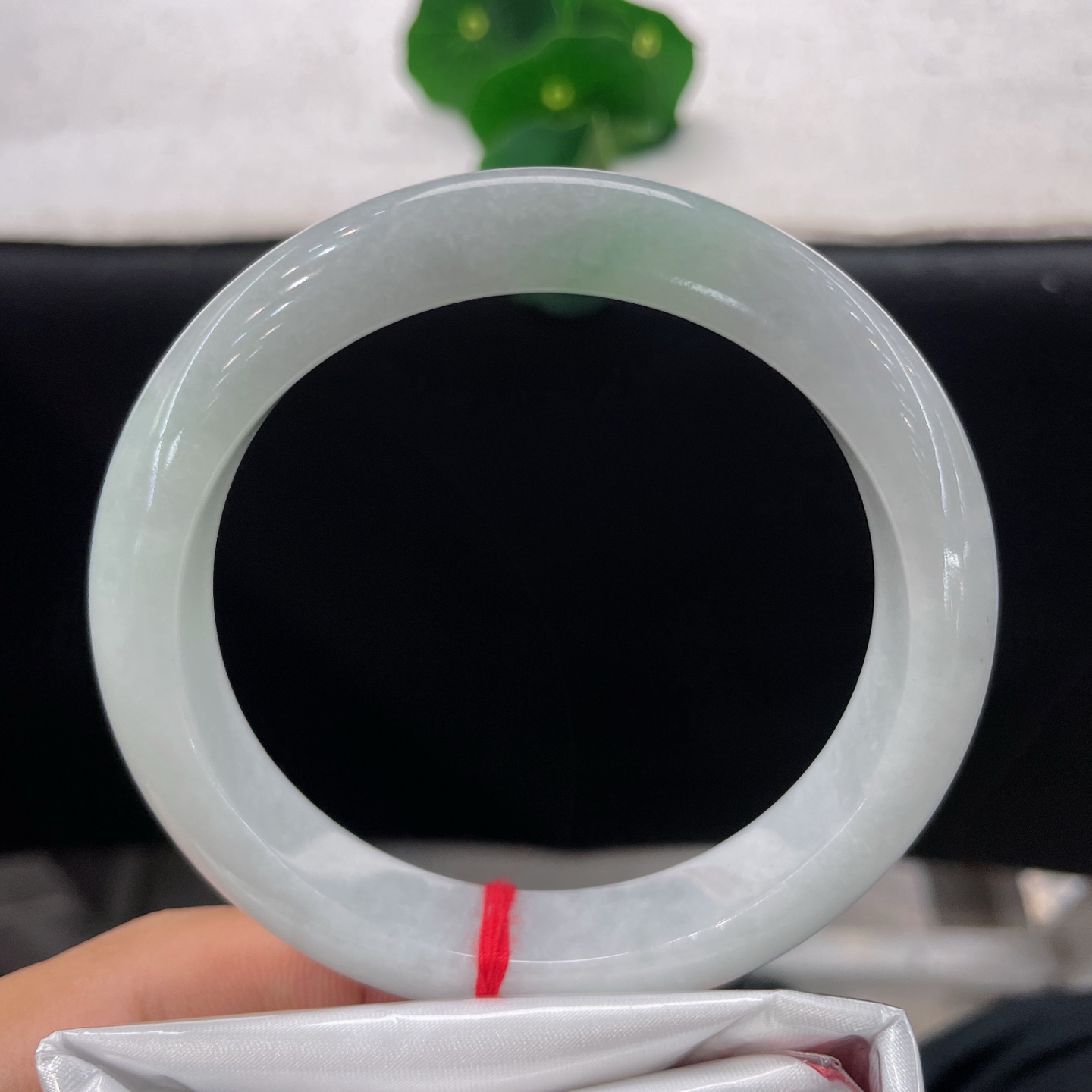天然翡翠手镯 圈口60.6/12.2/8.9，白底金丝绿正圈，清浅白底，一抹翠色悄然点缀。无裂。