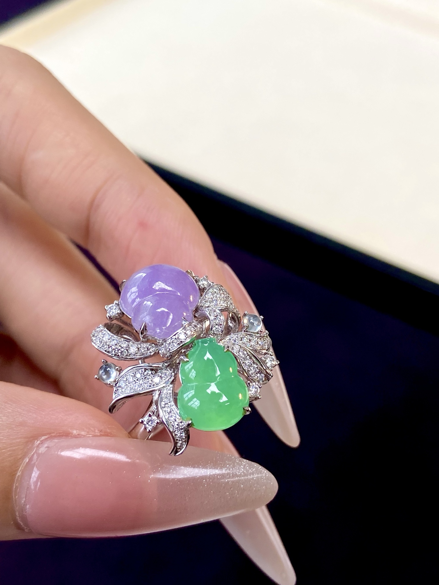 冰种紫绿葫芦戒指，温柔撞色，双生葫芦缠绕指间，一紫一绿 既华丽又个性：21.1-20.1-8.5，裸石：10.3-9-3.8mm，无裂。