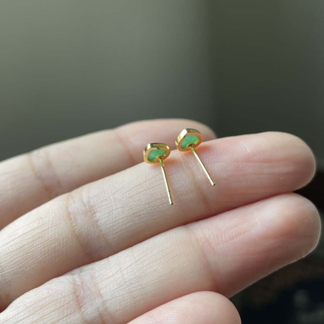 2号，18K金扣镶冰种满绿心形耳钉，百搭小清新款，养耳洞，种水好，冰透无裂，尺寸5.5×5.1×2，一对
