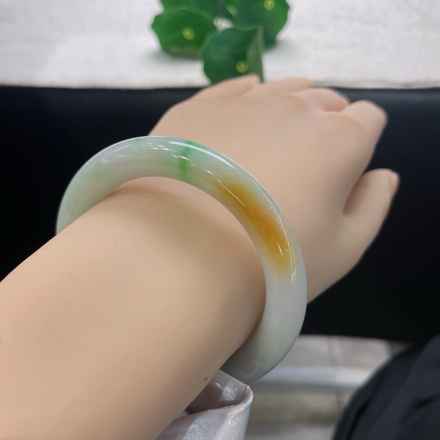 天然翡翠手镯 圈口52.6/9.5，黄加绿三彩圆条，一镯揽三色，黄暖翠鲜，玉润生光，无裂