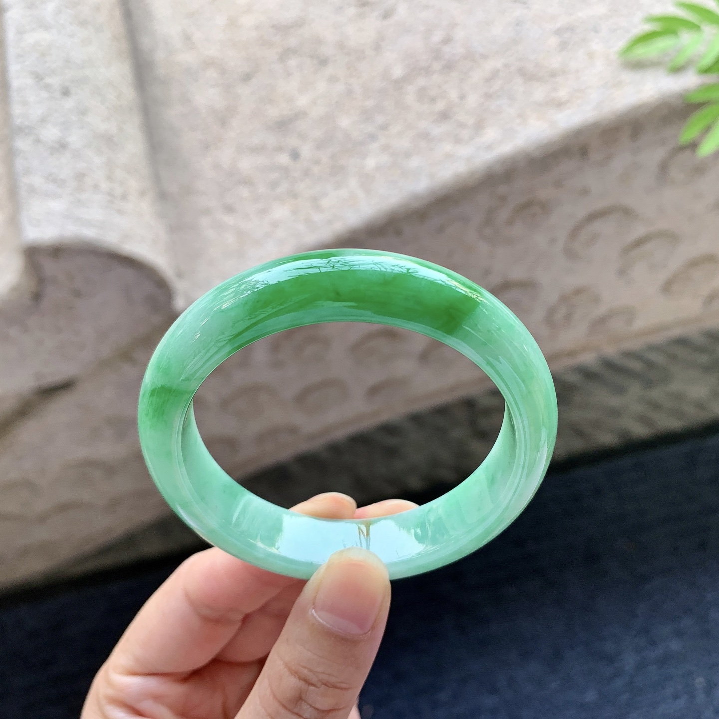 正圈51 52 圈口52.3/12.3/7.7 编码C5092115 细糯飘辣绿，水润，种老，细腻，打灯有絮线