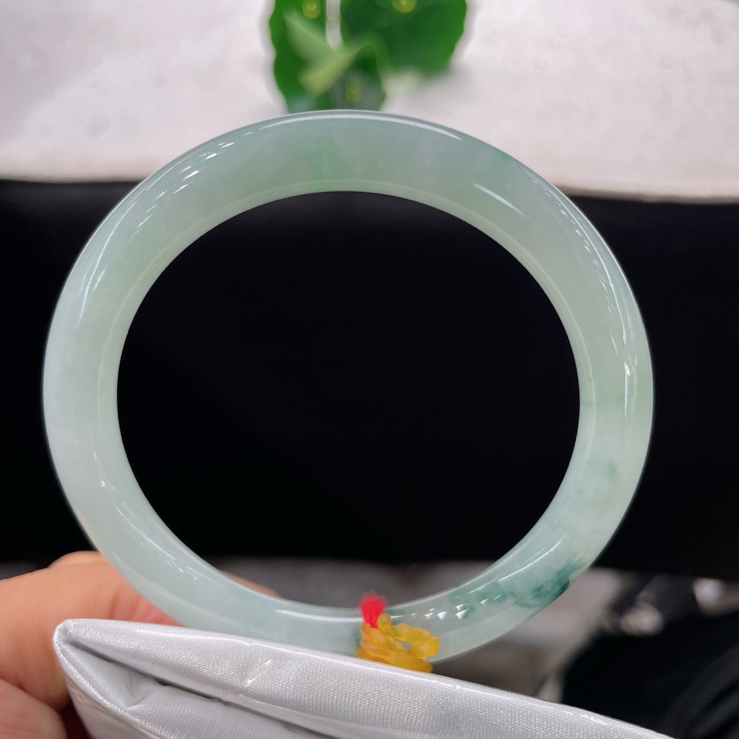 天然翡翠手镯 圈口55.4/7.7/8.0，冰种飘花美人镯，底色干净澄澈，翠花随性晕染，虚实相生，晶体棉